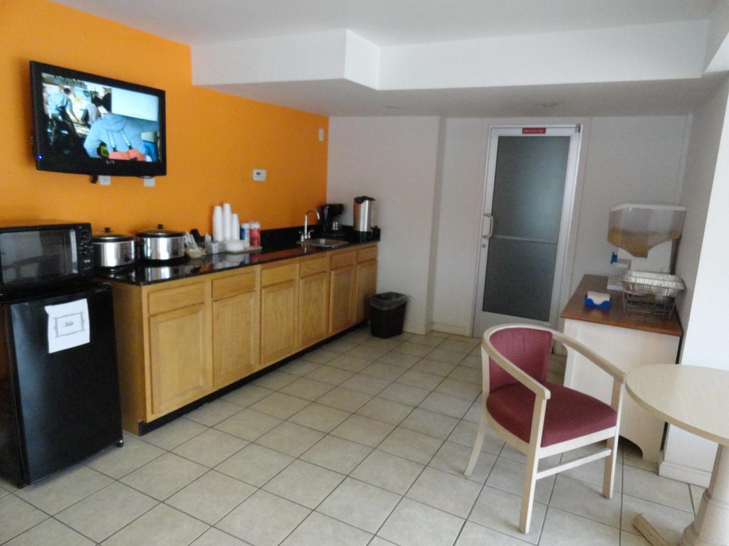 Econo Lodge 메트로폴리스 외부 사진